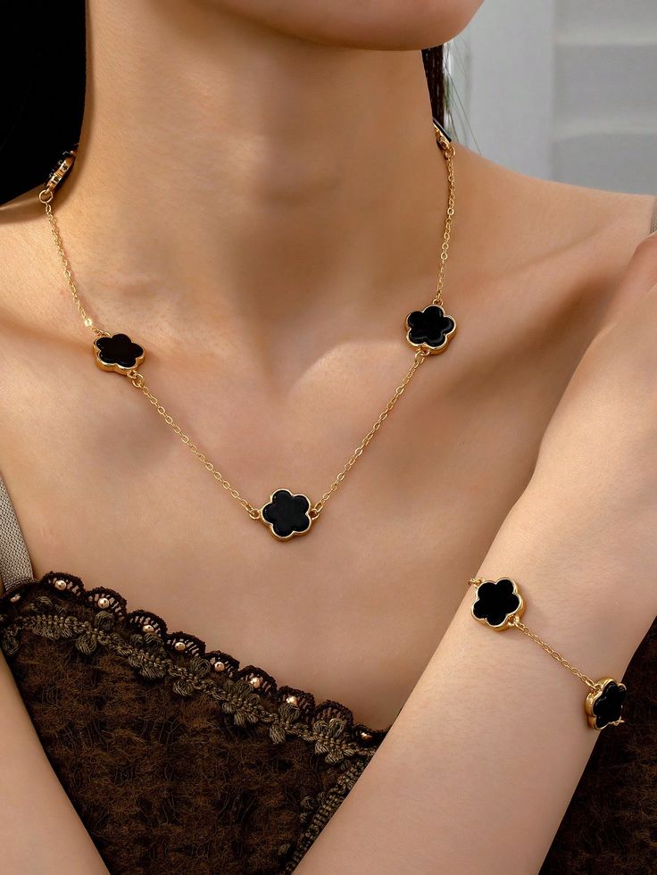 Trang Sức Cỏ 4 Lá: Biểu Tượng May Mắn Trong Trang Sức Đang Là Xu Hướng 7 Biểu Tượng May Mắn Trong Trang Sức Cỏ 4 Lá Đang Là Xu Hướng (2)