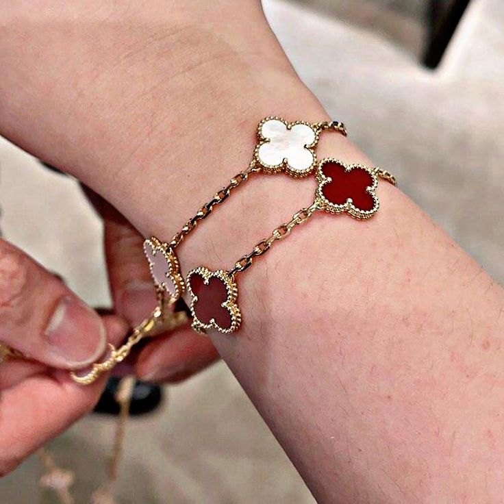 Lắc Tay Cỏ 4 Lá: Món Quà May Mắn Dành Cho Người Thương Yêu 3 Lắc Tay Cỏ 4 Lá Món Quà May Mắn Dành Cho Người Thương Yêu