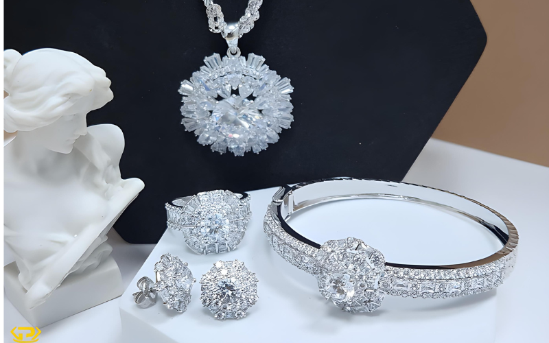 Trang Sức Titan Là Gì? 10+ Điều Bạn Cần Biết Về Kim Loại Này 8 Vàng Trắng