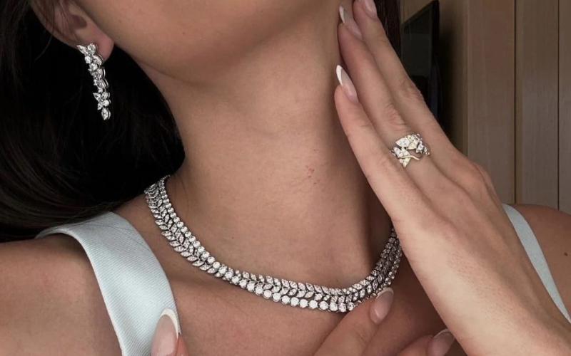 Cách Phối Đồ với Bộ Trang Sức Vàng Trắng để Tôn Lên Vẻ Đẹp Sang Trọng