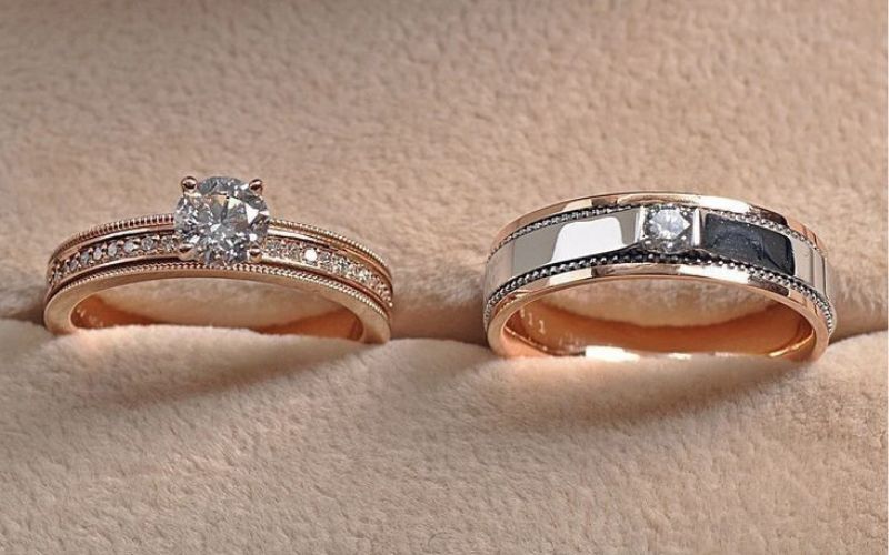 Cặp nhẫn cưới thiết kế hai màu: nhẫn nữ vàng hồng và nhẫn nam kết hợp vàng trắng và vàng hồng.