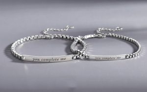 Vòng tay khắc tên dấu ấn riêng biệt dành cho hai người