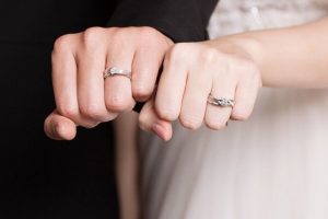 Ý nghĩa đeo nhẫn các ngón tay - Ngón áp út