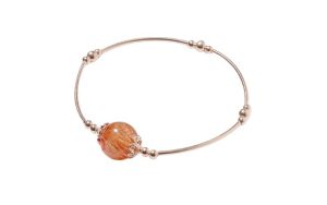 Vòng tay kết hợp đá phong thủy tăng thêm giá trị cảm xúc và năng lượng tích cực