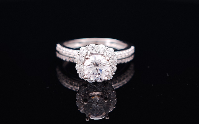 Nhẫn Vàng Trắng Nữ Giá Dưới 2 Triệu - Chọn Sao Cho Phù Hợp? 2 Chất Liệu Nhẫn Vàng Trắng Nữ Giá Dưới 2 Triệu Được Chế Tác Theo Kiểu Dáng Halo Sang Trọng, Sử Dụng Bạc Xi Mạ Và Đá Cz.