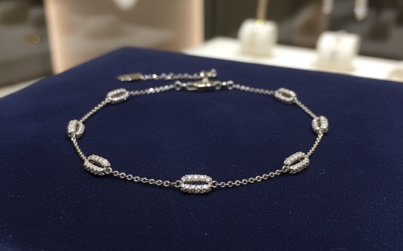 Những Mẫu Lắc Tay Vàng Nữ 18K Đẹp Nhất Năm 2025 1 Mẫu Lắc Tay Vàng Nữ 18K Cao Cấp, Thiết Kế Mắt Xích Oval Đính Full Đá Tấm Kim Cương Nhân Tạo, Phong Cách Sang Trọng.