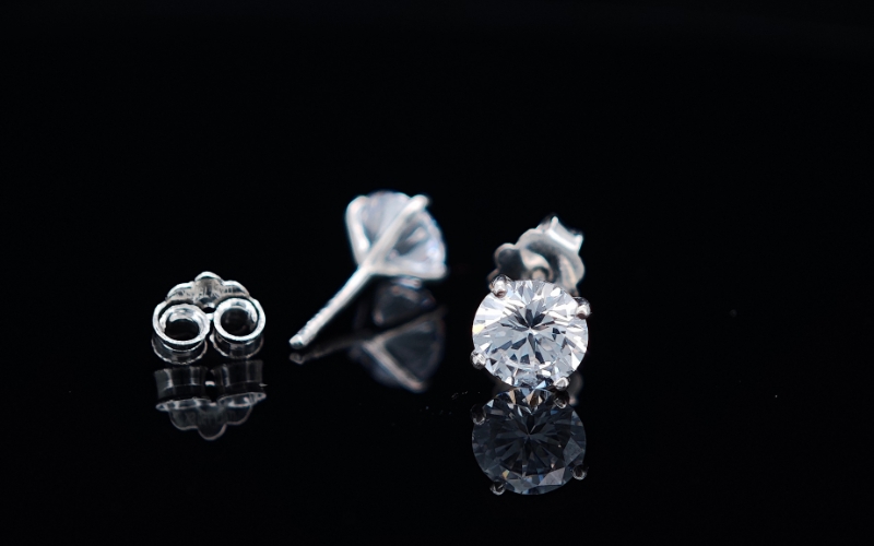 Vàng Trắng Và Bạch Kim: Nên Chọn Loại Nào Trong Năm 2025? 2 Đôi Bông Tai Kim Cương Moissanite Kiểu Nụ 4 Chấu Bằng Vàng Trắng 18K, Thiết Kế Solitaire Cổ Điển Sang Trọng.