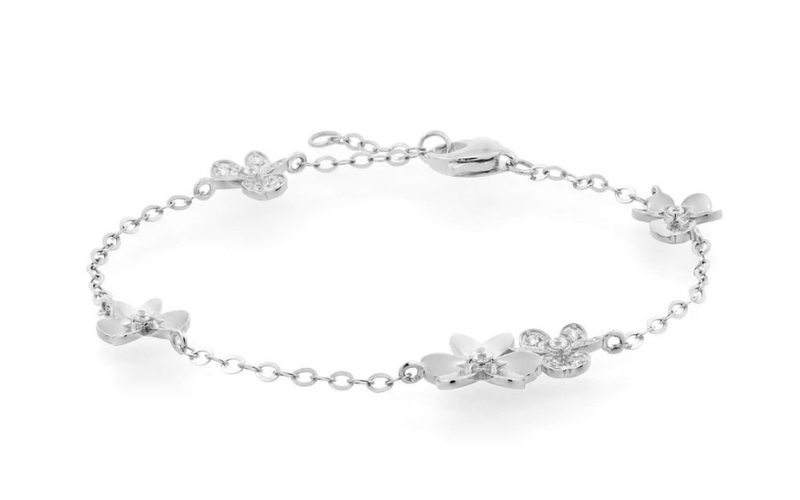 Những Mẫu Lắc Tay Vàng Nữ 18K Đẹp Nhất Năm 2025 4 Mẫu Lắc Tay Vàng Trắng 18K Nữ Thiết Kế Dây Mảnh Với Charm Hoa 5 Cánh, Một Số Bông Được Đính Đá Tấm Lấp Lánh, Phong Cách Hàn Quốc Dịu Dàng.