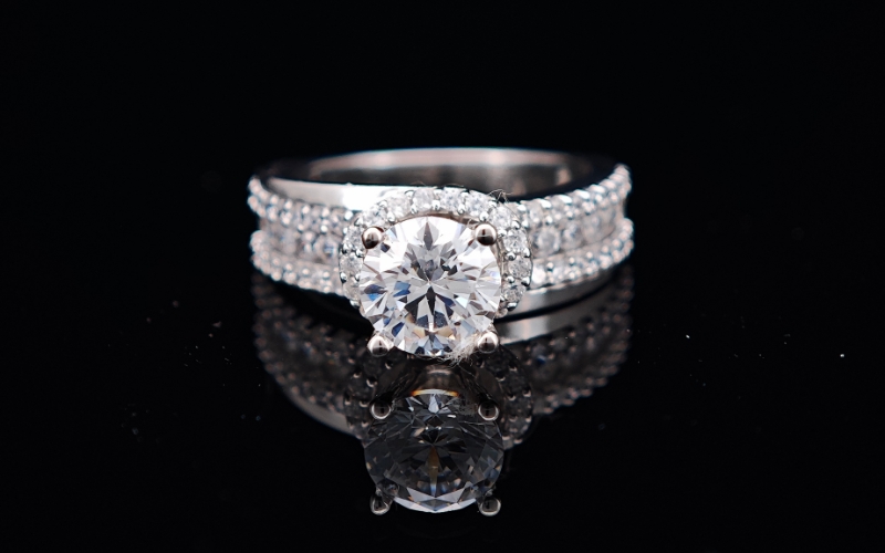 Vàng Trắng Và Bạch Kim: Nên Chọn Loại Nào Trong Năm 2025? 3 Nhẫn Cầu Hôn Kim Cương Vàng Trắng 18K Kiểu Halo Rực Rỡ, Với Đá Chủ Tròn Và Đai Nhẫn Pave Kép Sang Trọng.