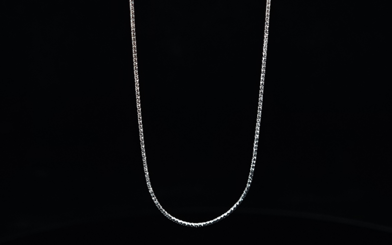 Vàng Trắng Và Bạch Kim: Nên Chọn Loại Nào Trong Năm 2025? 4 Hình Ảnh Dây Chuyền Bạch Kim Nguyên Chất, Minh Họa Cho Ưu Điểm Về Màu Sắc Trắng Sáng Tự Nhiên Và Độ Bền Vượt Trội Của Chất Liệu.