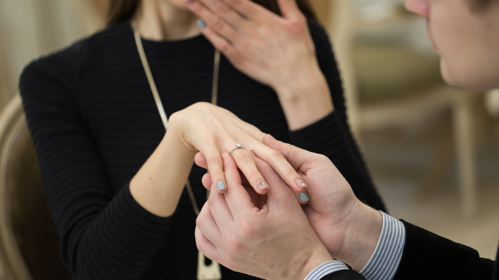 Cầu Hôn Đeo Nhẫn Ngón Nào? 5 Ý Nghĩa &Amp; Lựa Chọn Chuẩn Xác 5 Cầu Hôn Đeo Nhẫn Ngón Nào? Ý Nghĩa Lựa Chọn Chuẩn Xác