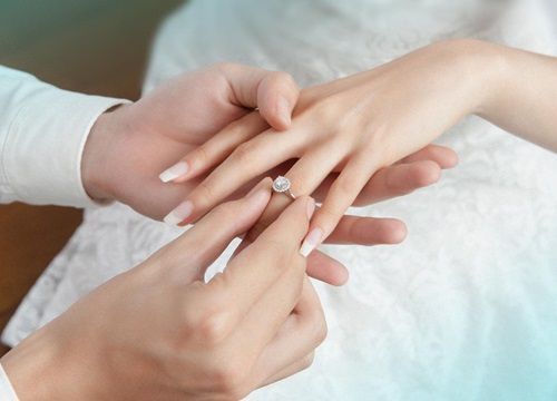 Cầu Hôn Đeo Nhẫn Ngón Nào? 5 Ý Nghĩa &Amp; Lựa Chọn Chuẩn Xác 8 Cầu Hôn Đeo Nhẫn Ngón Nào? Ý Nghĩa Lựa Chọn Chuẩn Xác