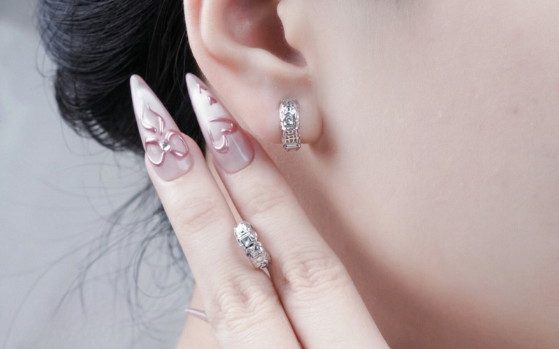 Bông Tai Vàng Trắng – 1 Chi Tiết Tinh Tế Cho Phái Nữ 1 Bông Tai Vàng Trắng Nữ Đính Đá Thiết Kế Nhỏ Gọn, Thanh Lịch Tại Saka Jewelry.