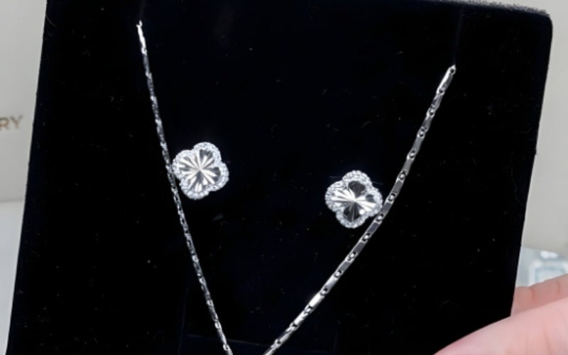 Bông Tai Vàng Trắng – 1 Chi Tiết Tinh Tế Cho Phái Nữ 4 Bông Tai Và Dây Chuyền Vàng Trắng Cỏ Bốn Lá Thiết Kế Thanh Lịch Tại Saka Jewelry.