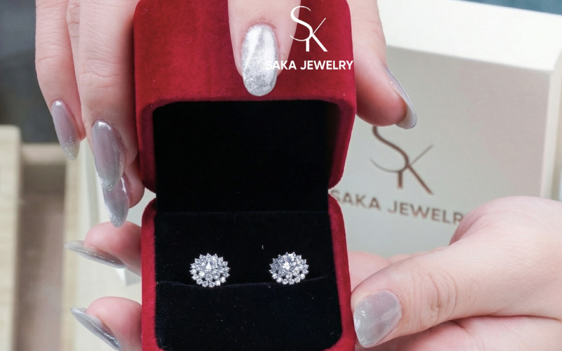 Bông Tai Vàng Trắng – 1 Chi Tiết Tinh Tế Cho Phái Nữ 3 Bông Tai Vàng Trắng Đính Đá Thiết Kế Tròn Sang Trọng Tại Saka Jewelry.