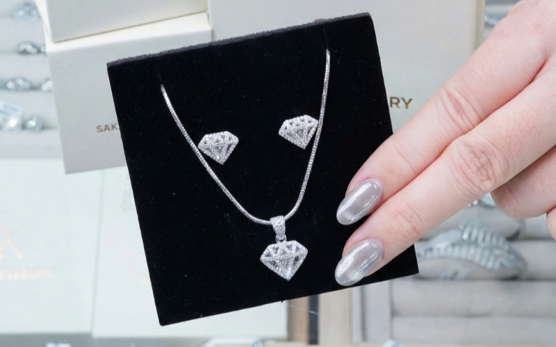 Dây Chuyền Bạc Nữ - 1 Phong Cách Tinh Tế Cho Từng Nét Riêng 3 Dây Chuyền Bạc Nữ Mặt Kim Cương Kèm Bông Tai Đẹp, Thiết Kế Sang Trọng Tại Saka Jewelry