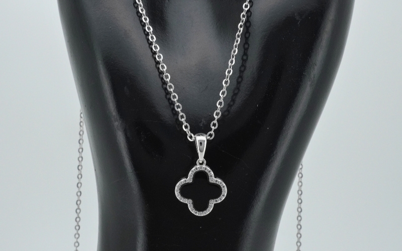 Trang Sức Cỏ 4 Lá - Biểu Tượng May Mắn Và Phong Cách Của Thời Trang Cao Cấp 3 Dây Chuyền Trang Sức Cỏ 4 Lá Mặt Đen Huyền Bí Với Viền Đính Đá Lấp Lánh Phối Cùng Dây Chuyền Vàng Trắng