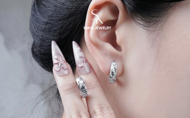 Bông Tai Vàng Trắng – 1 Chi Tiết Tinh Tế Cho Phái Nữ 2 Bông Tai Vàng Trắng Nữ Dáng Tròn Thiết Kế Thanh Lịch Tại Saka Jewelry.